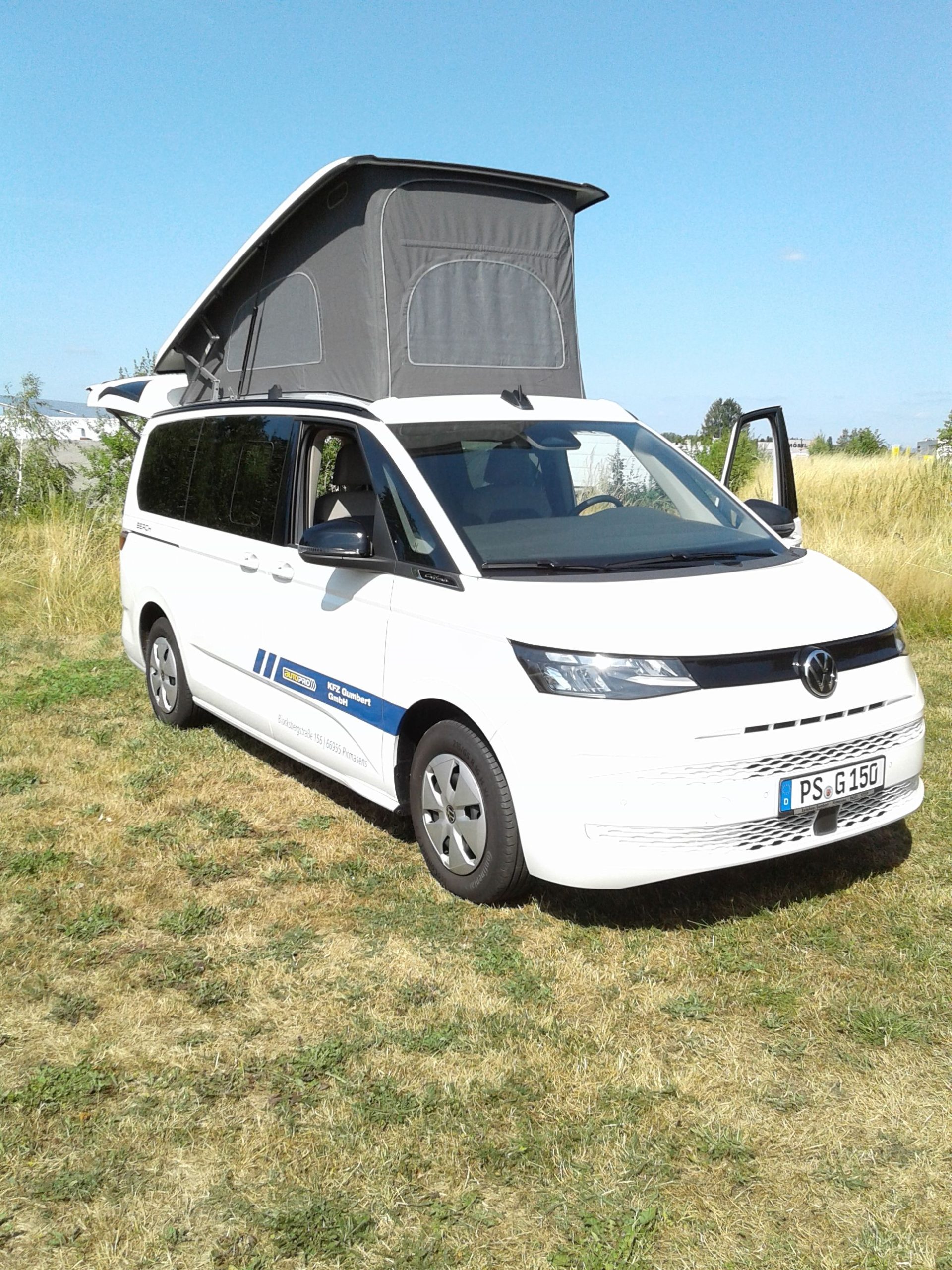 Campingbus mit aufgestelltem Aufstelldach